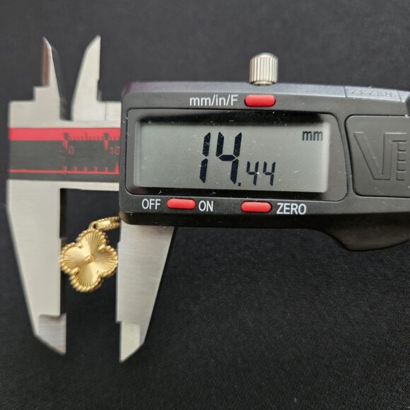 Gold clover design pendant - Picture 12 of 13